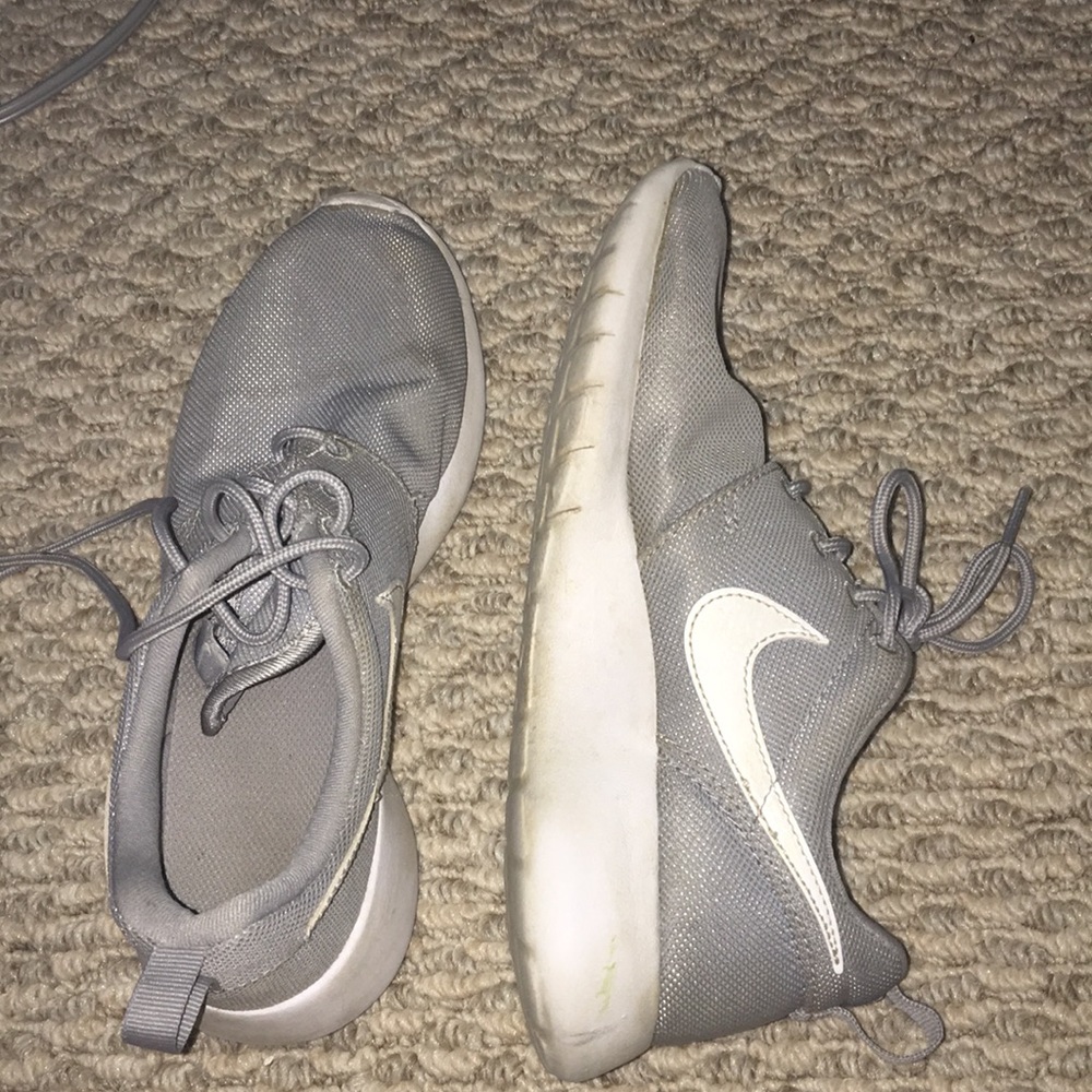 Nike Roche tennis shoe